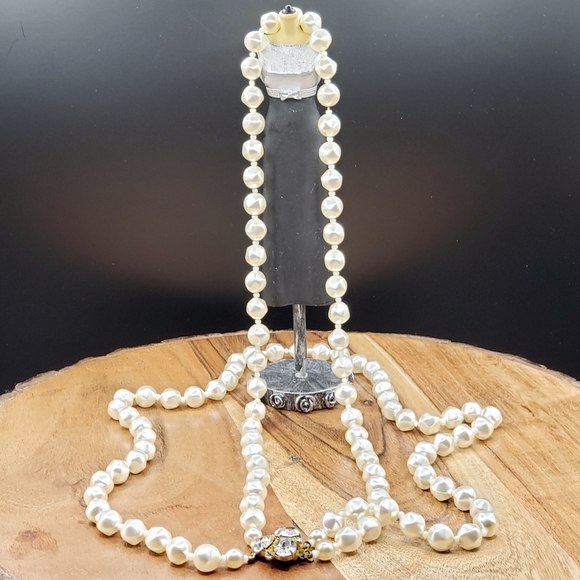 Gorgeous Faux Cultured Pearl Double Strand Necklace - Picture 2 of 11